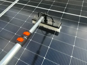 Dual Power Solar Cleaning Brush AC Plug in Battery Operated Telescopic Pole with Water Spray